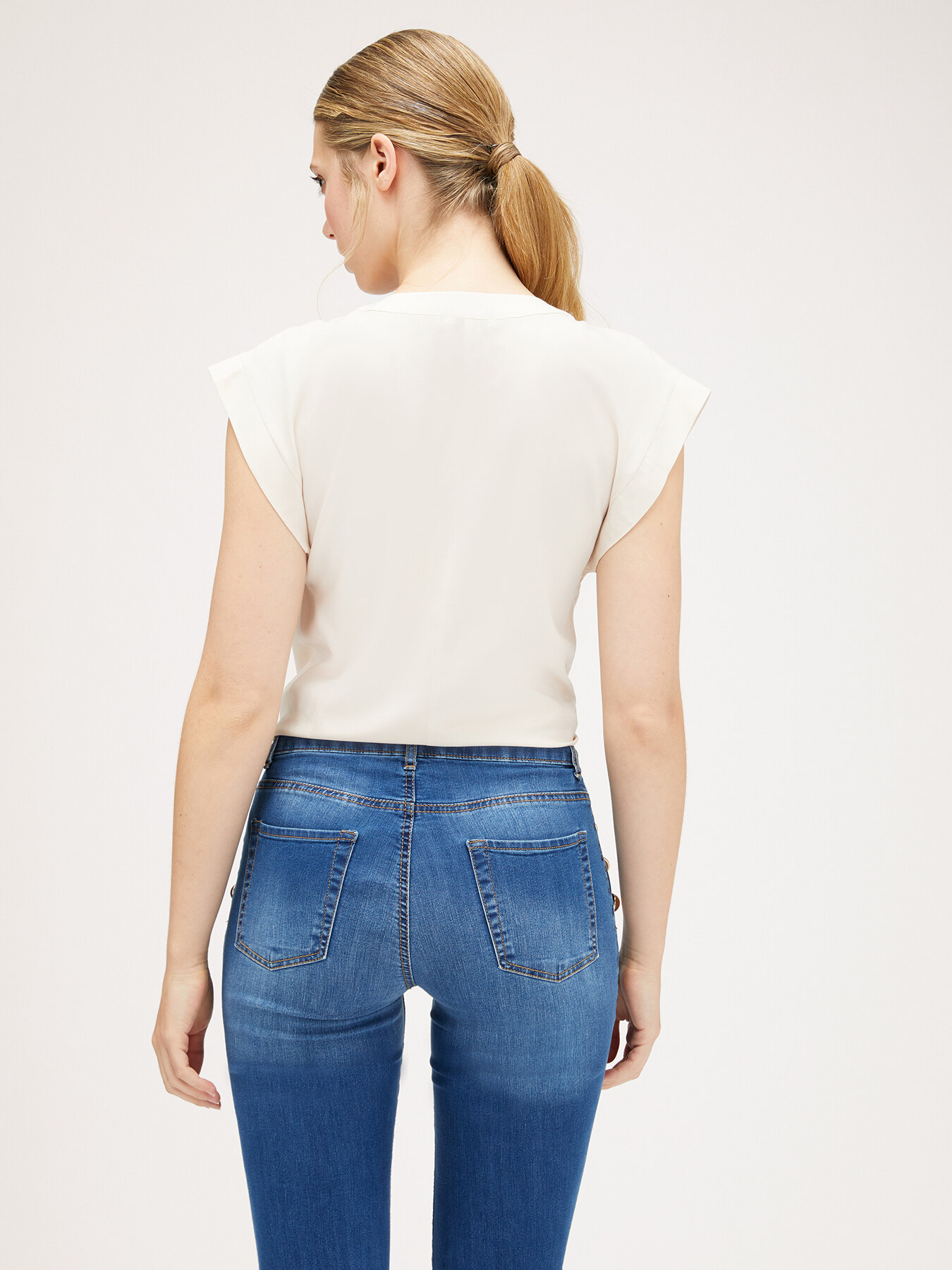 Viskose-Bluse mit V-Ausschnitt image number 1