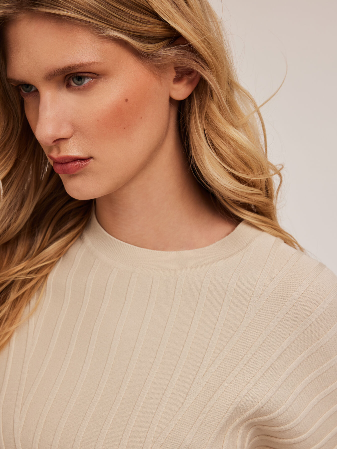 Maglia a coste tridimensionali maniche corte image number 2