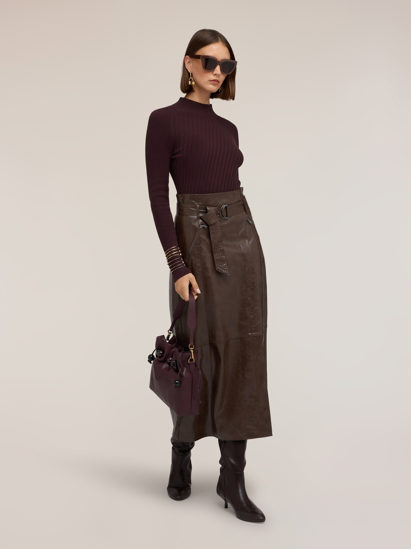 Rippstrick-Pullover mit diagonalen Rippen und asymmetrischem Saum image number 2