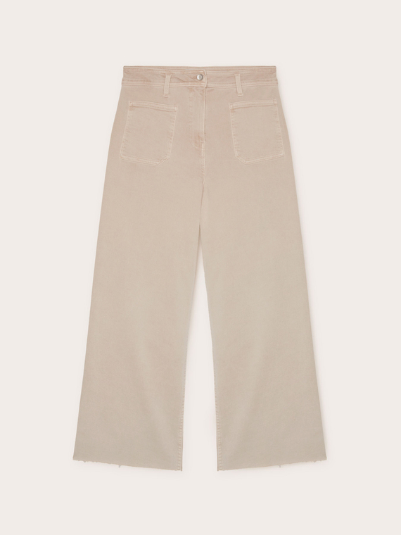 Cropped trousers with frayed hems