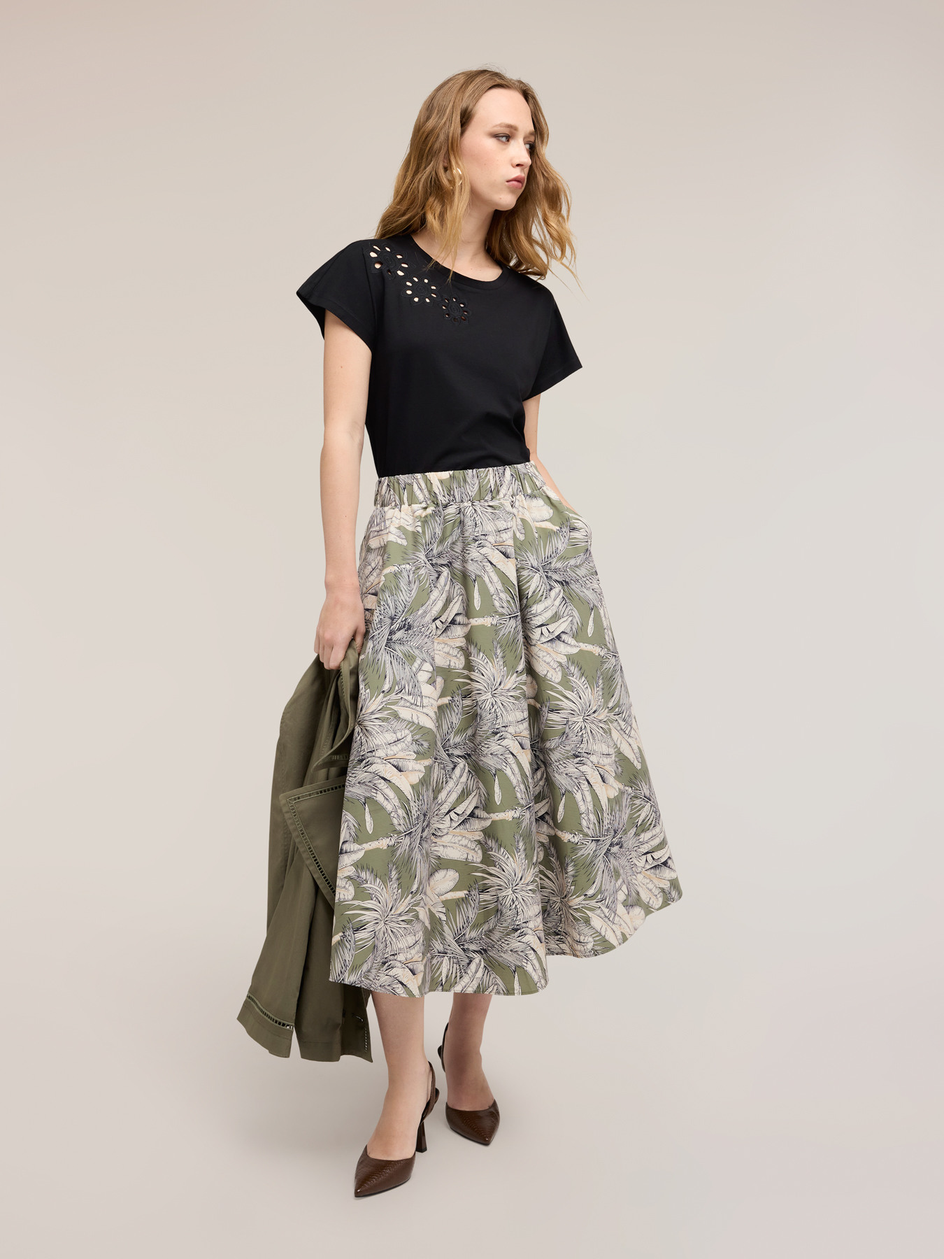 T-Shirt mit floralen Verarbeitungen image number 3