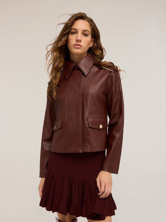 Chaqueta con hebillas en los hombros