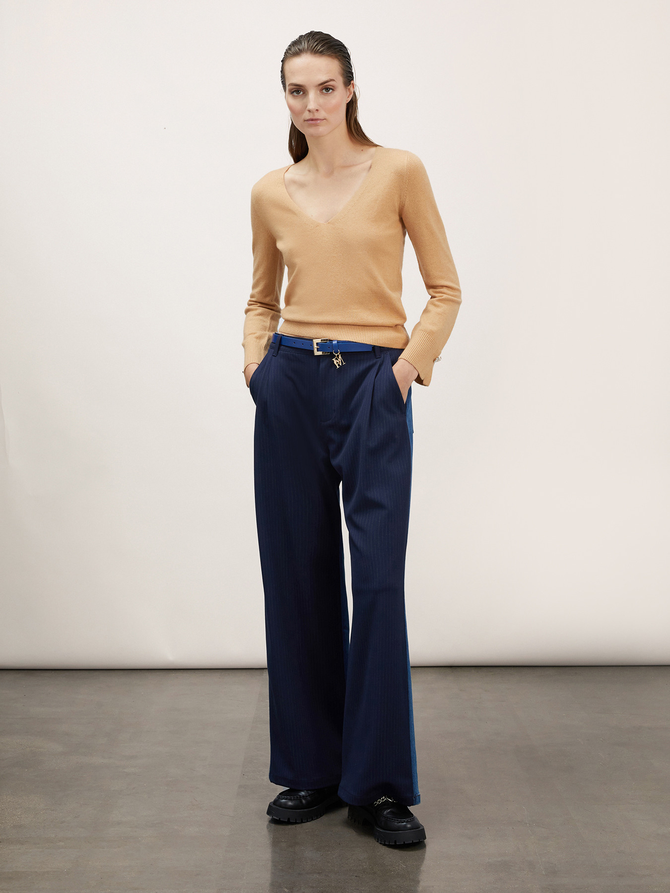 Pull avec bouton bijou sur les poignets image number 0