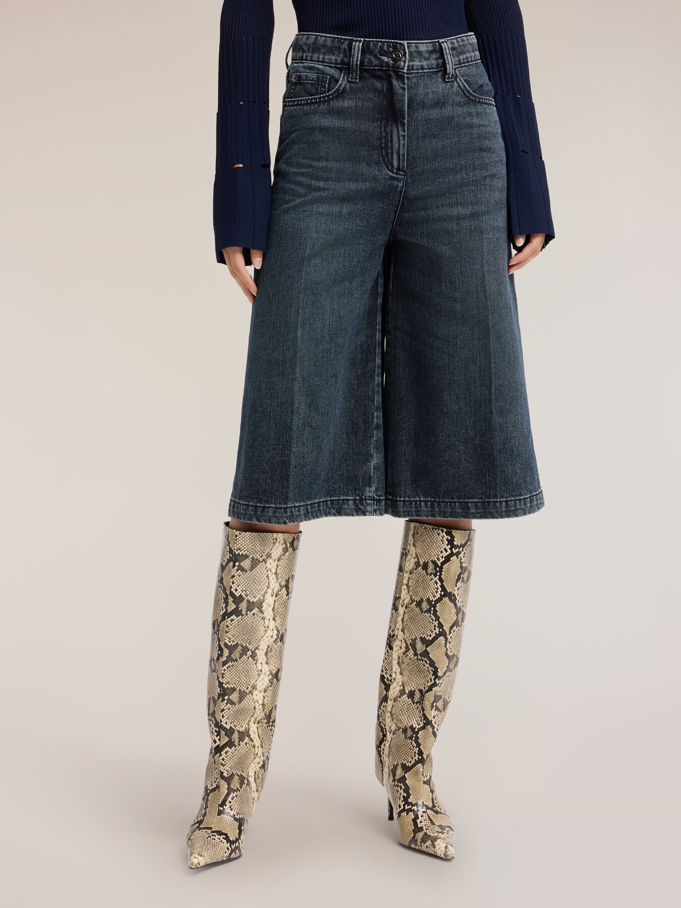 Jean culotte en denim bleu d&eacute;lav&eacute; image number 2