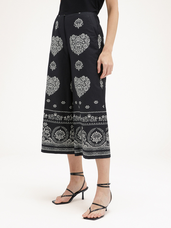 Cropped trousers with ethnic pattern