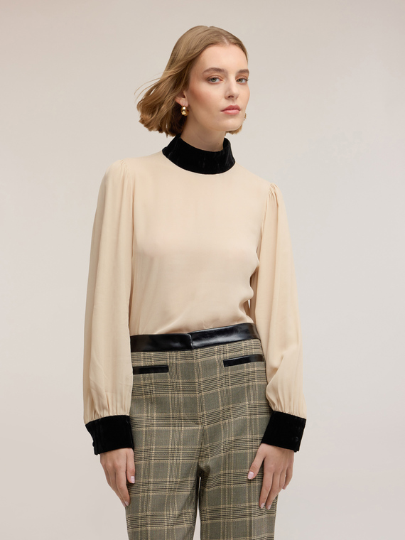 Blusa in cr&ecirc;pe con dettagli in velluto