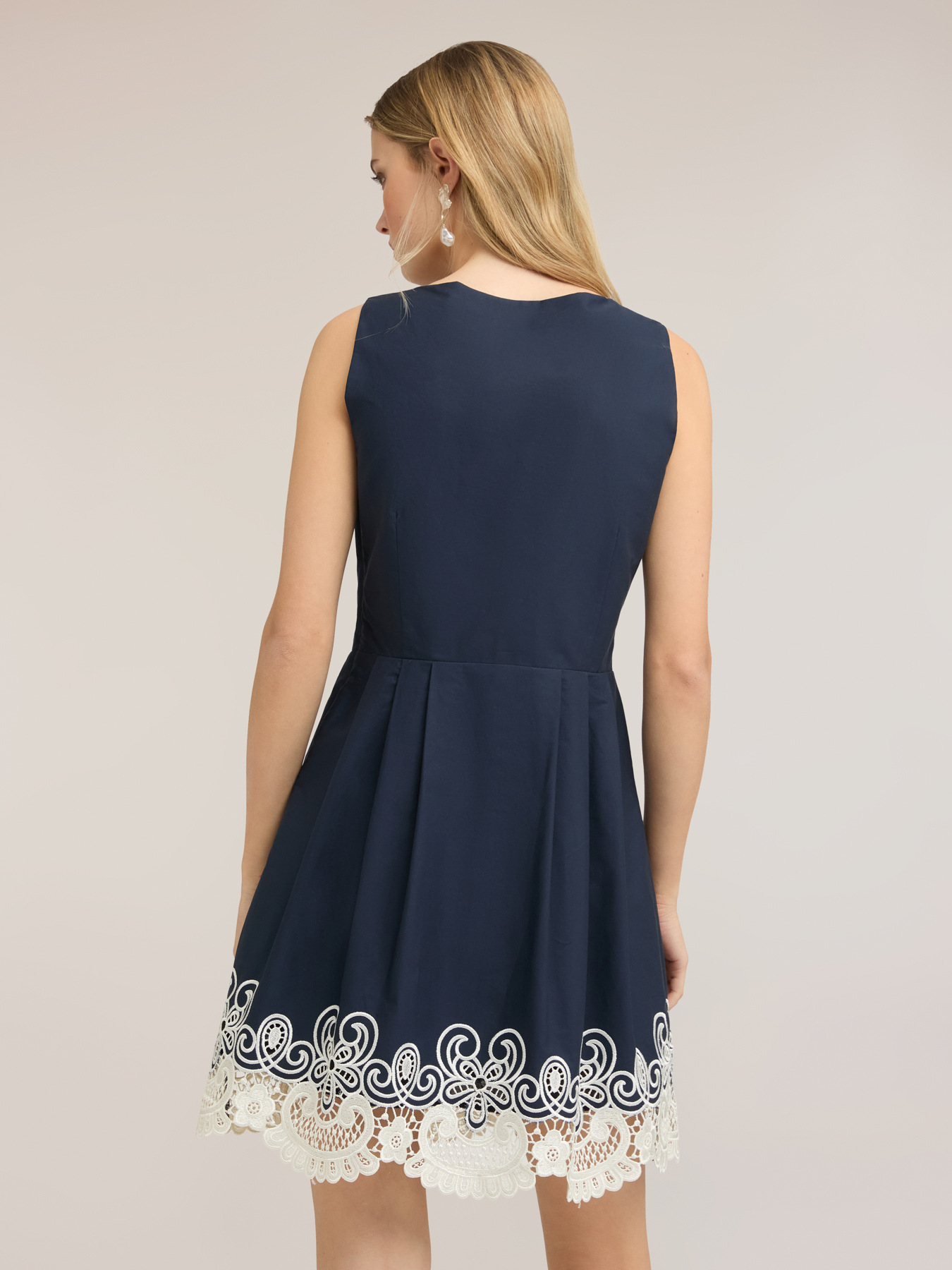 Ausgestelltes Kleid aus Popeline mit Lochstickerei image number 1