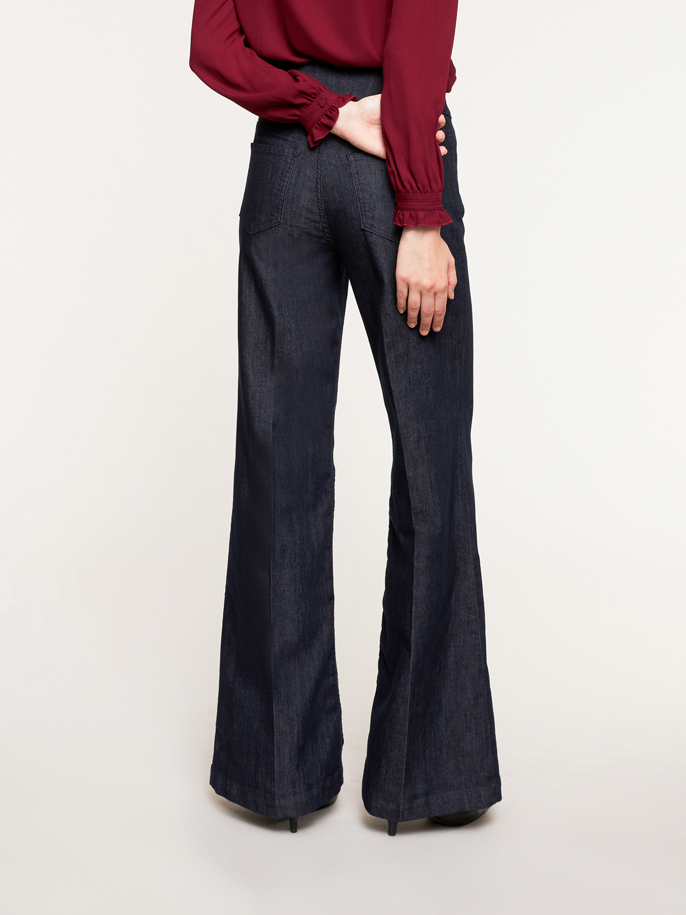 Jeans flare con motivo bottoni image number 1