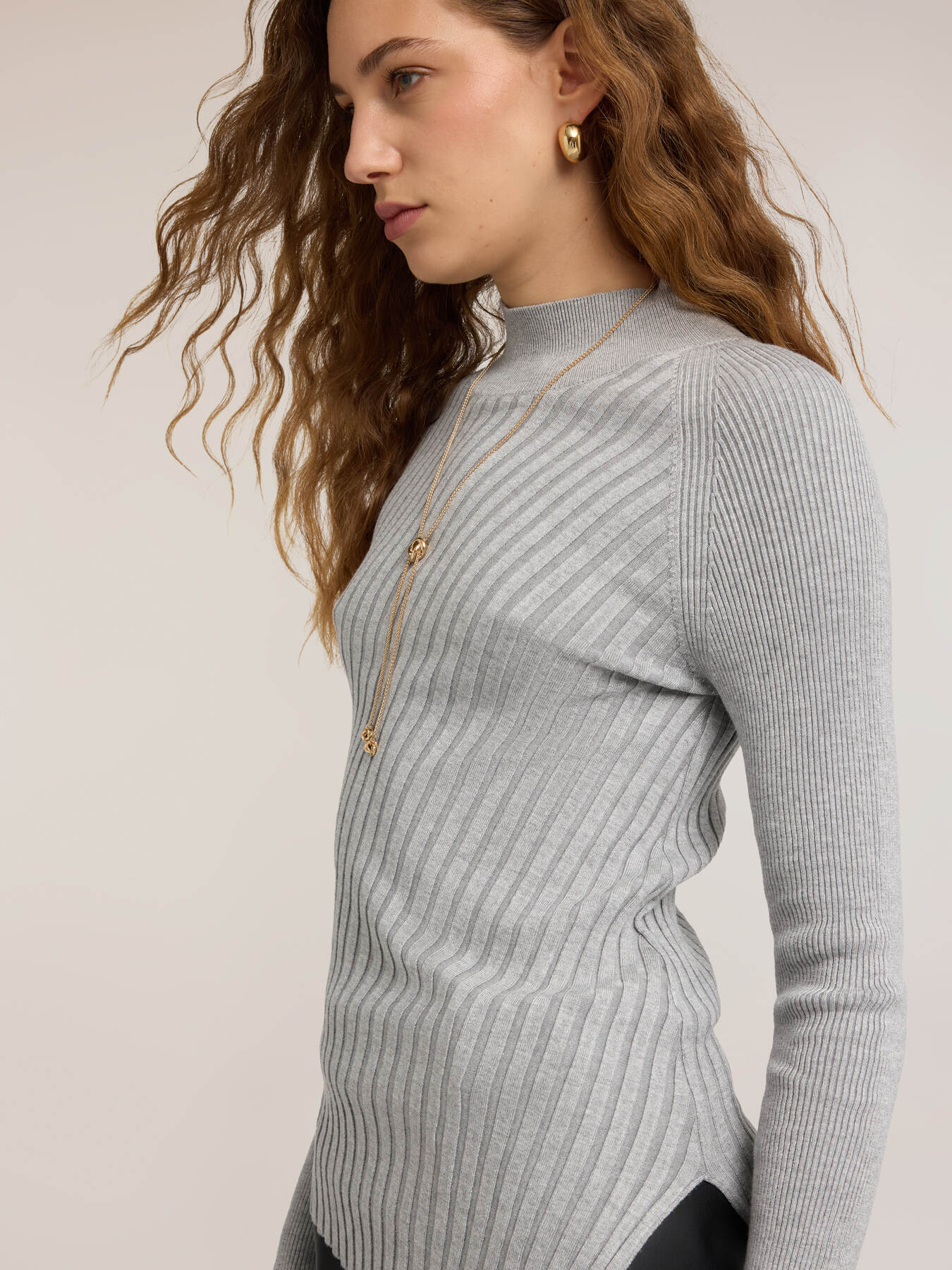 Rippstrick-Pullover mit diagonalen Rippen und asymmetrischem Saum image number 3