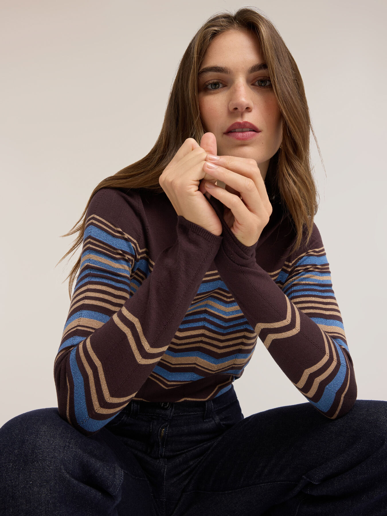 Pull col roul&eacute; en viscose avec motif zigzag image number 3