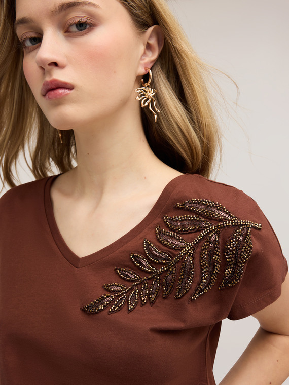 T-shirt con ricamo sulla spalla