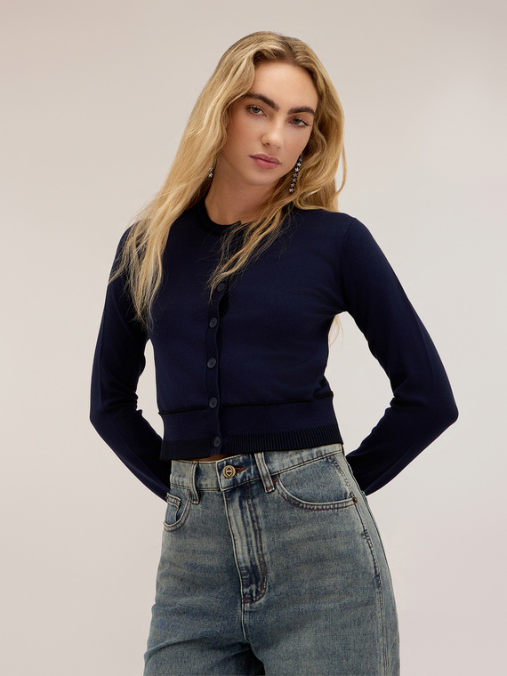 Kurze Strickjacke aus Viskose mit kontrastierenden Kanten