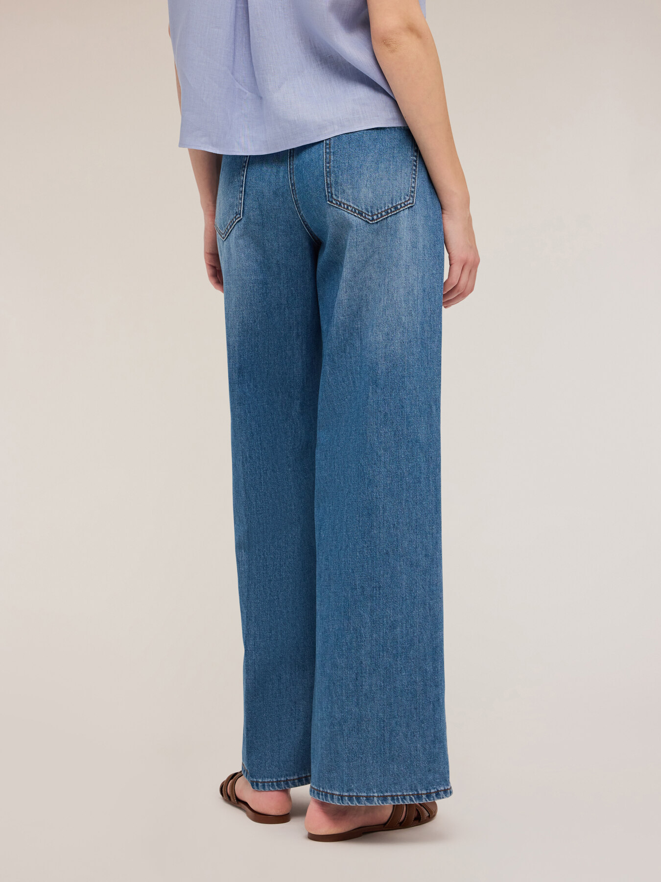 Hellblaue Jeans mit weitem Bein image number 1