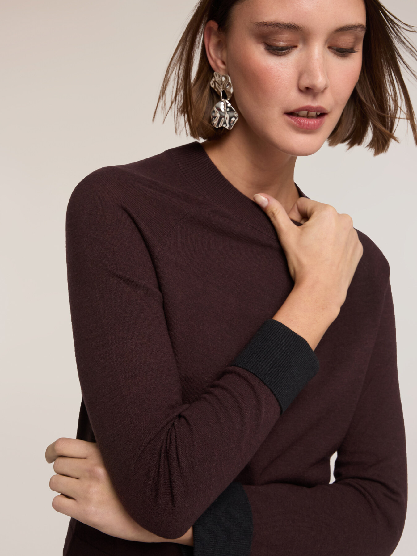 Wool-silk blend crewneck sweater with contrast cuffs image number 3