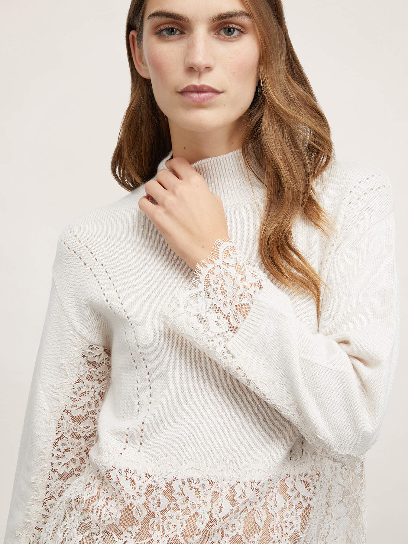 Pullover aus Wollmischgarn mit Spitzeneins&auml;tzen image number 2