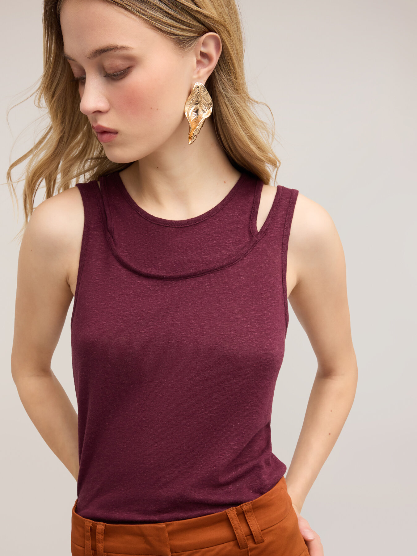 Mixed linen top with cut-out shoulders image number 0