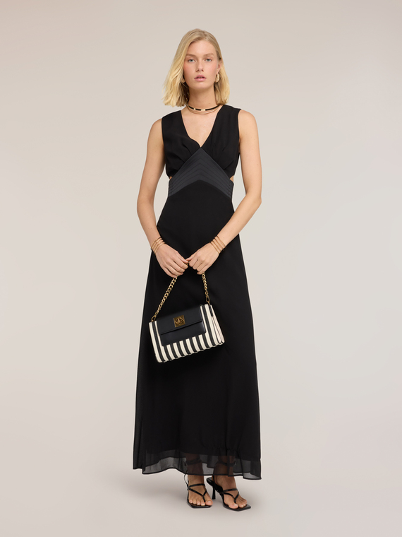 Vestido largo en georgette con cut-out