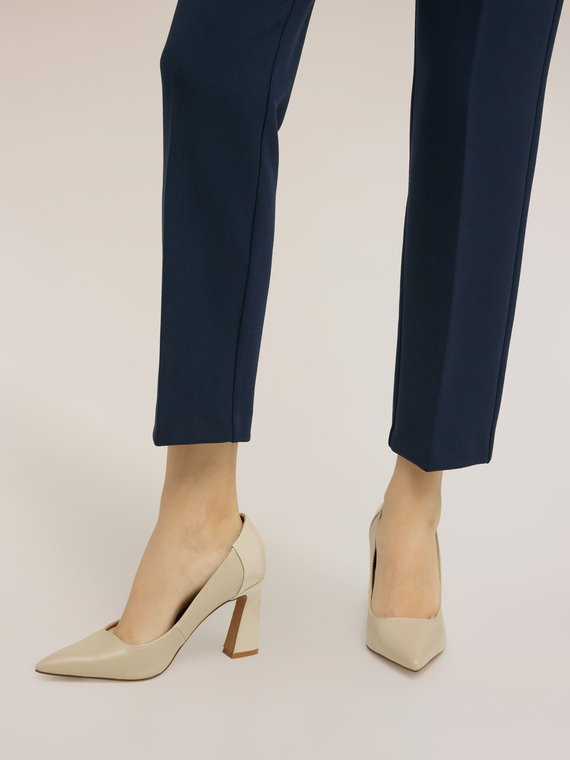 Pumps mit spitz zulaufender Spitze und Blockabsatz