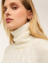 Rollkragen-Strickpullover mit Zopfmuster image number 3