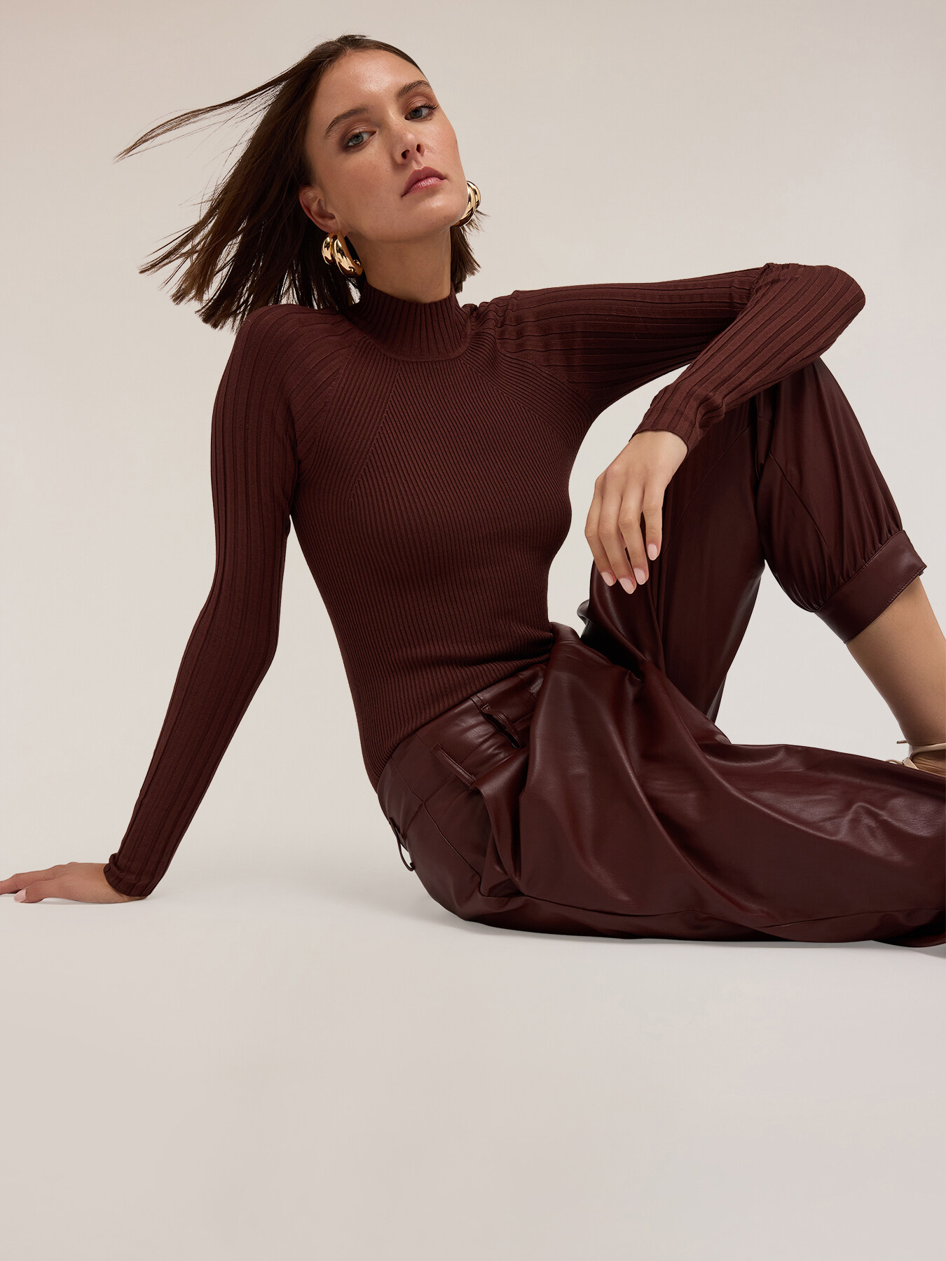 Gerippter Rollkragenpullover mit enger Passform image number 3