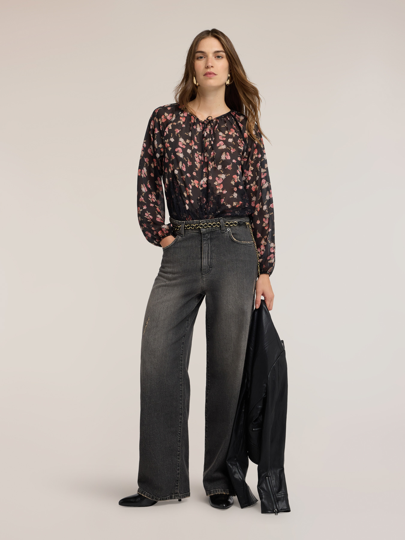 Barrel jeans in black wash denim image number 0
