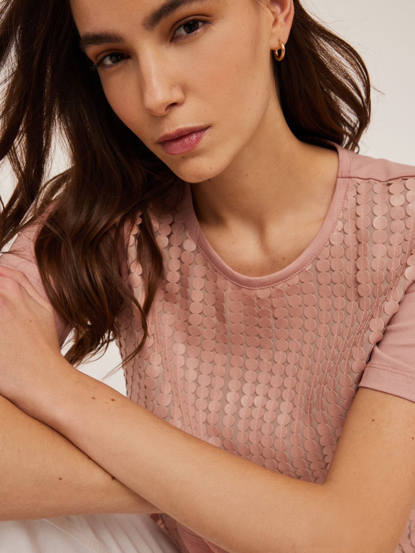 Camiseta con lentejuelas en tejido revestido image number 3