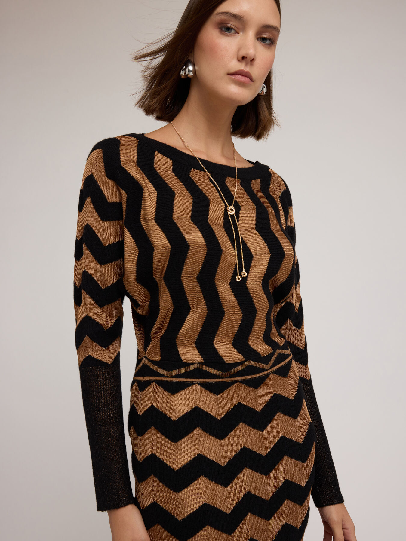 Long jacquard dress with chevron pattern image number 2