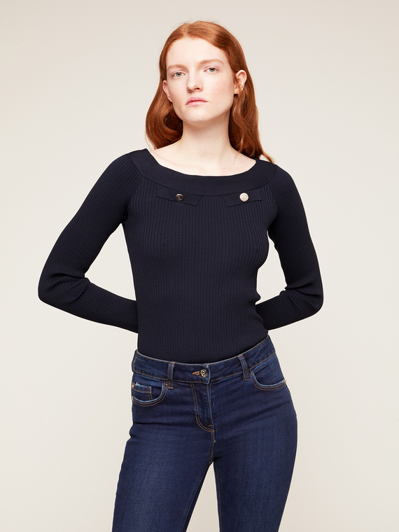 Off-shoulders sweater with a feature of pockets