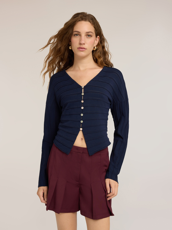 Short cardigan in fine knit with buttons