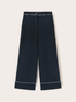 Pantalon cropped avec d&eacute;tails contrastants image number 4