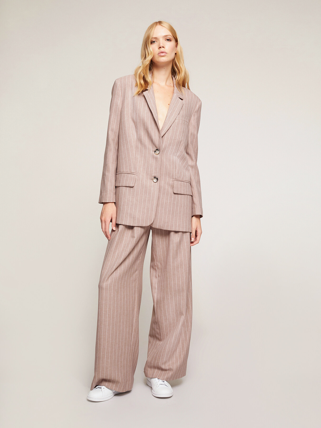 Blazer de botonadura simple a rayas diplom&aacute;ticas image number 3