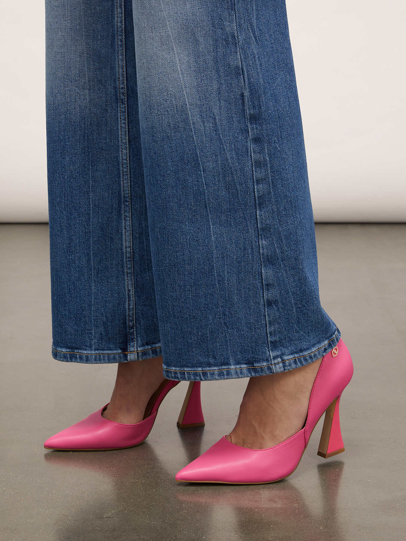 D&eacute;collet&eacute; con tacco a rocchetto image number 3