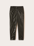 Pantalon slim fit en tissu enduit image number 4