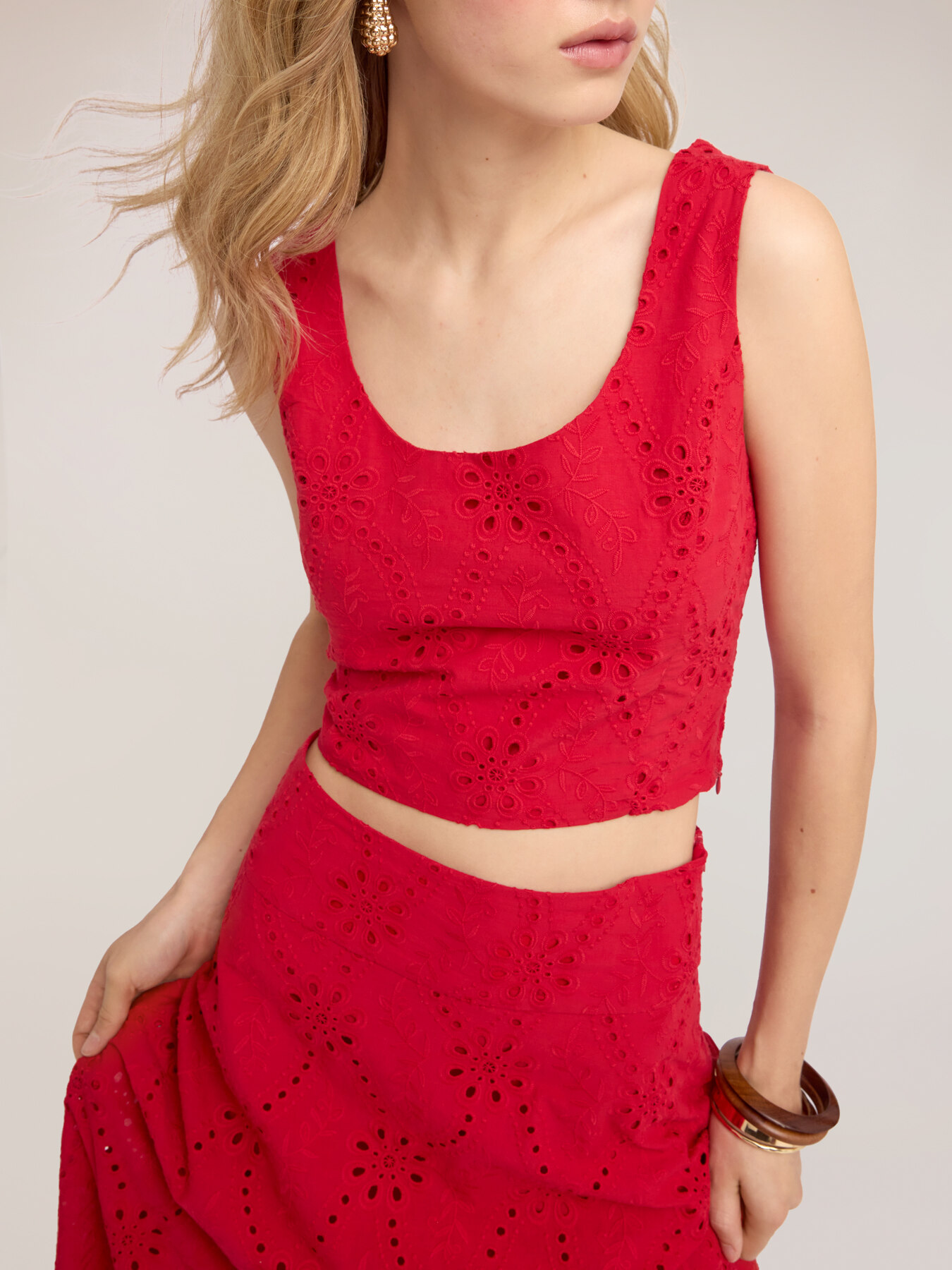 Crop top in broderie anglaise image number 2