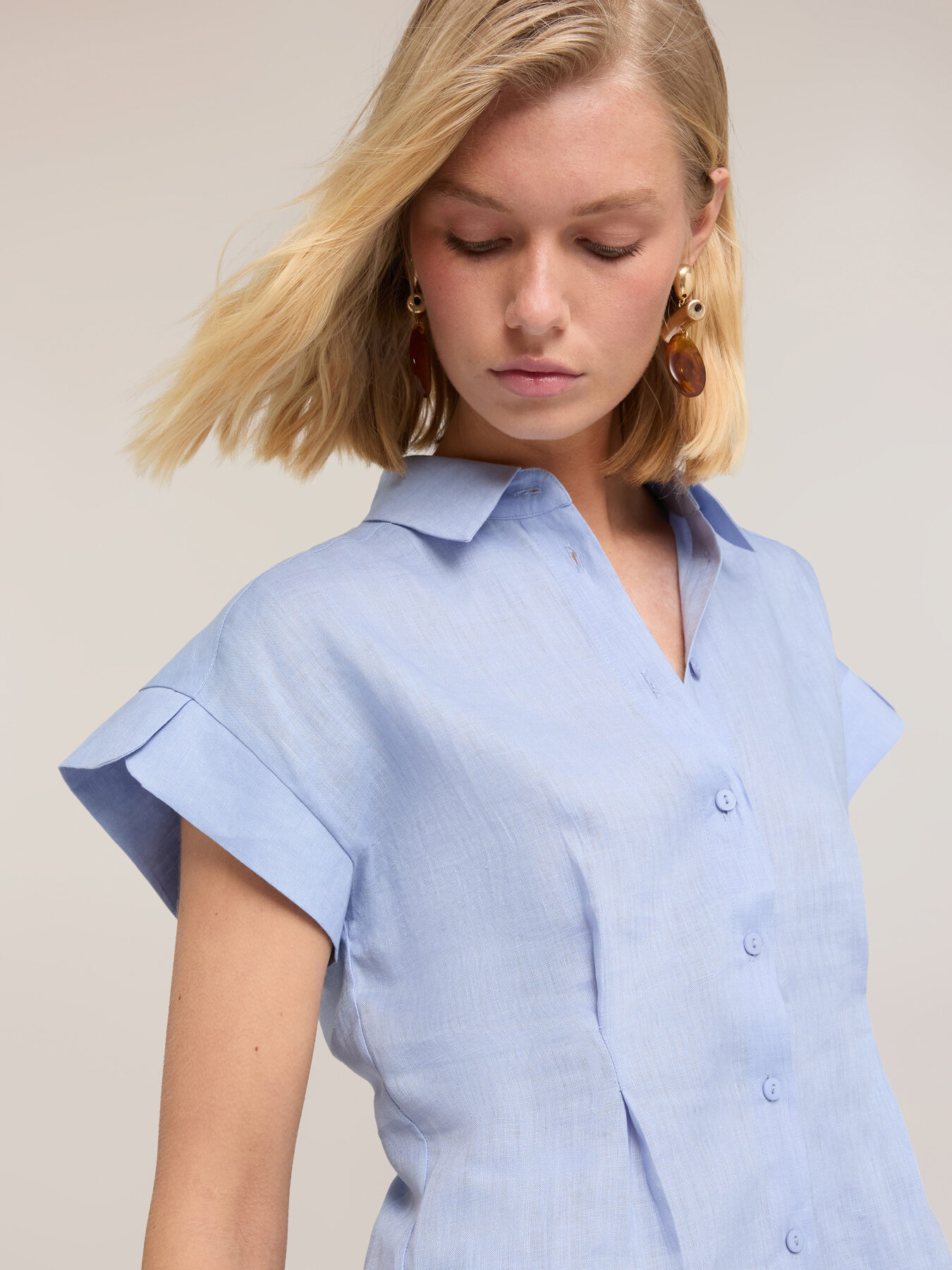 Linen shirt with pleats image number 3
