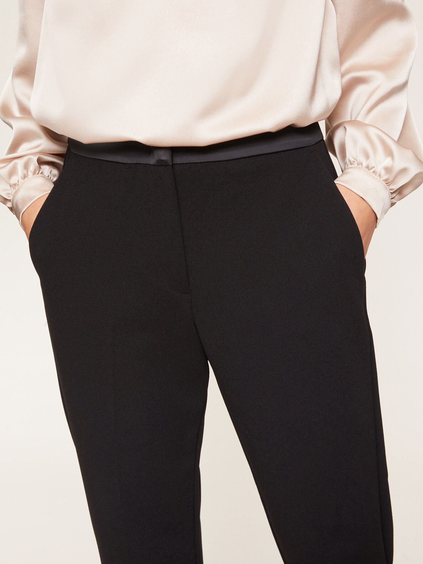 Pantaloni New York con inserti in raso image number 2