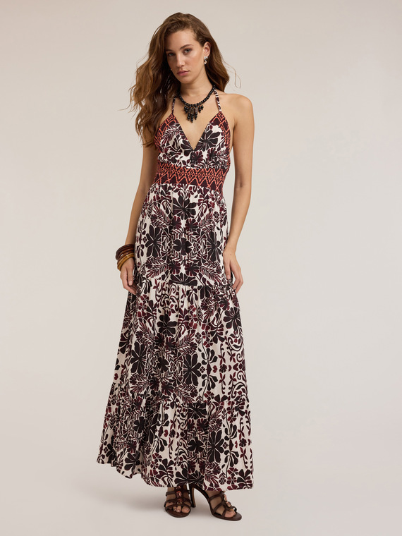 Langes Sommerkleid mit ethnischem Muster
