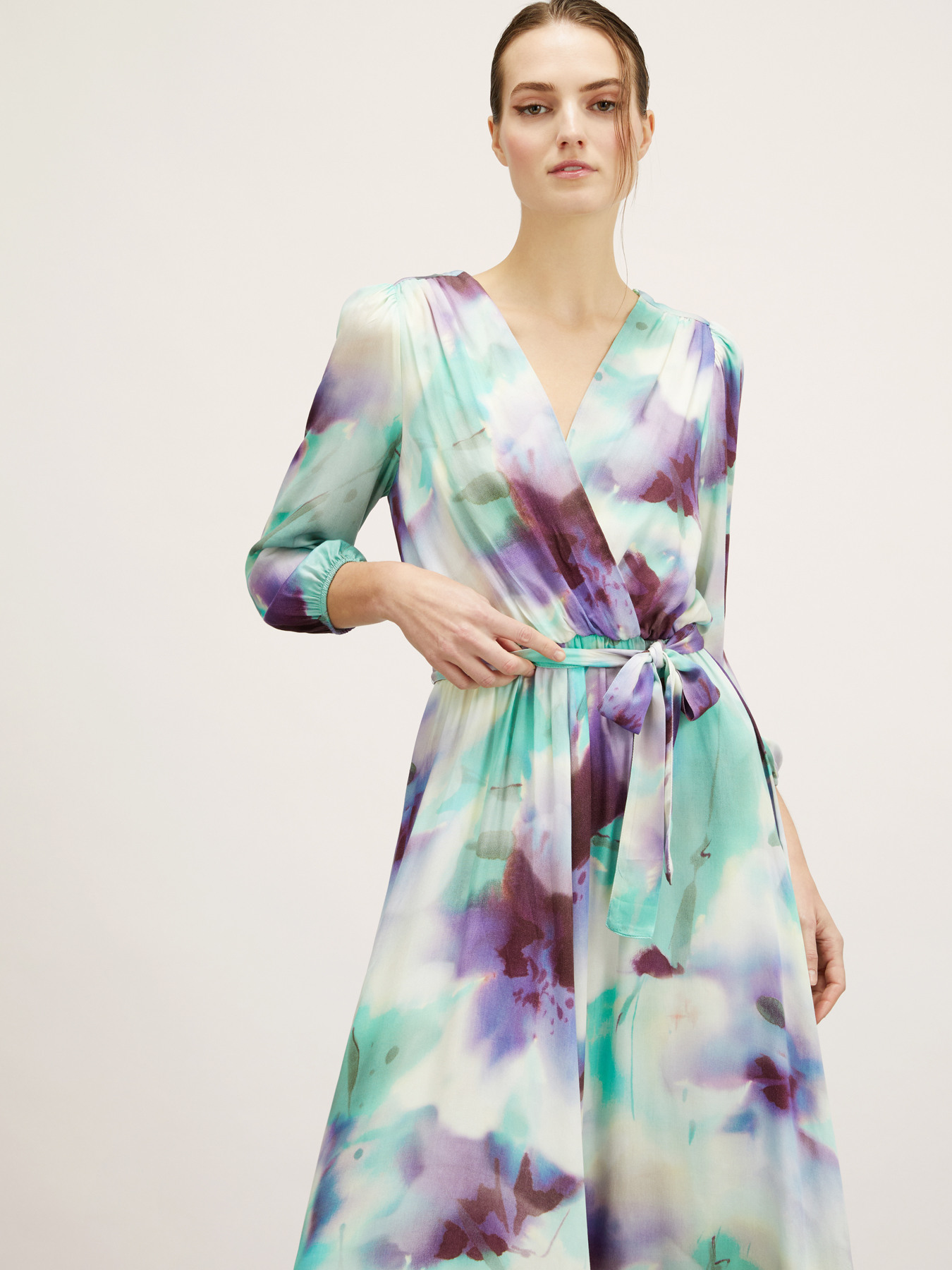 Vestido midi de raso con estampado abstracto image number 2