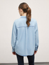 Hemdbluse aus Denim mit Taschen, die mit Pailletten besetzt sind image number 3