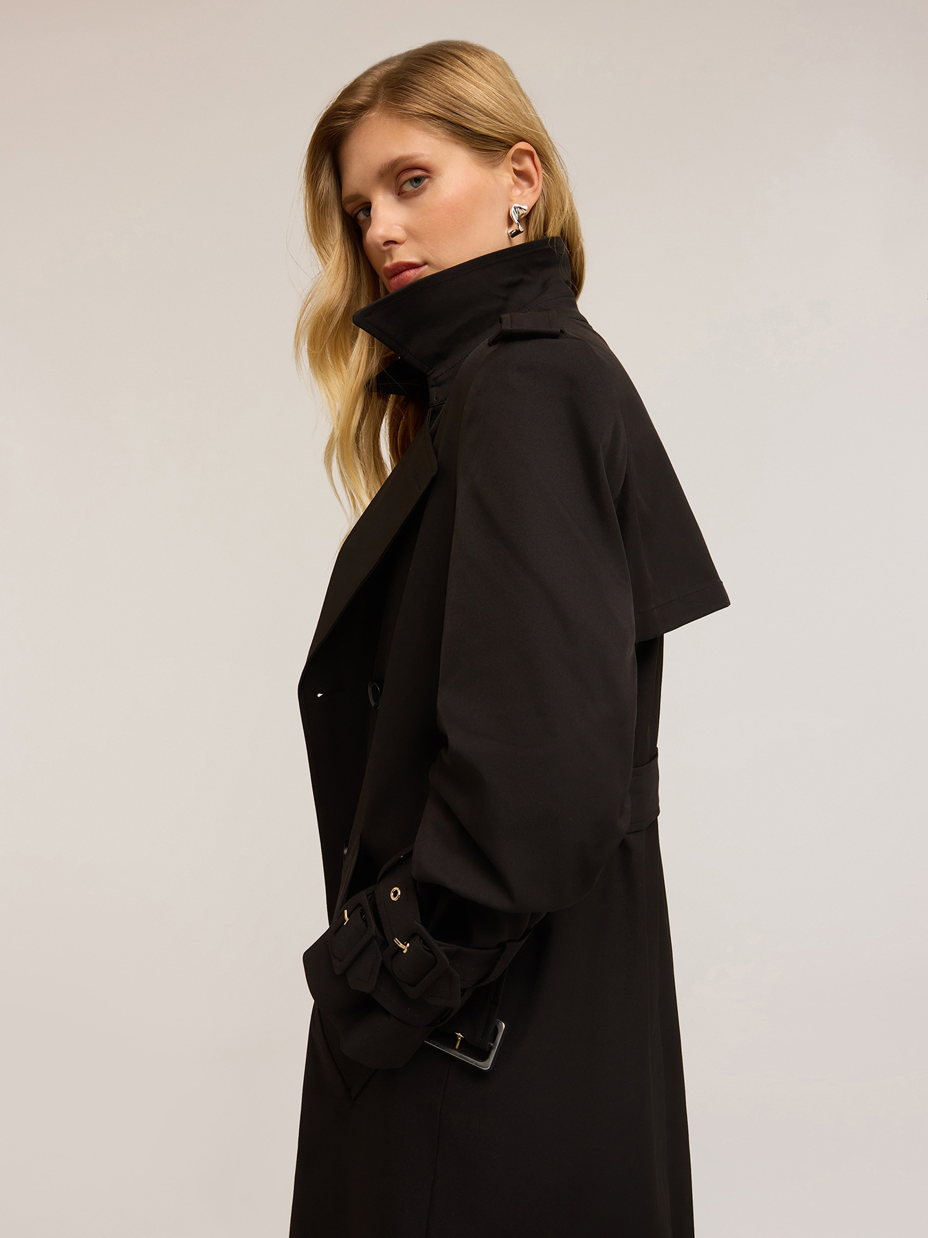 Doppelreihiger Trenchcoat aus technischem Gewebe image number 3