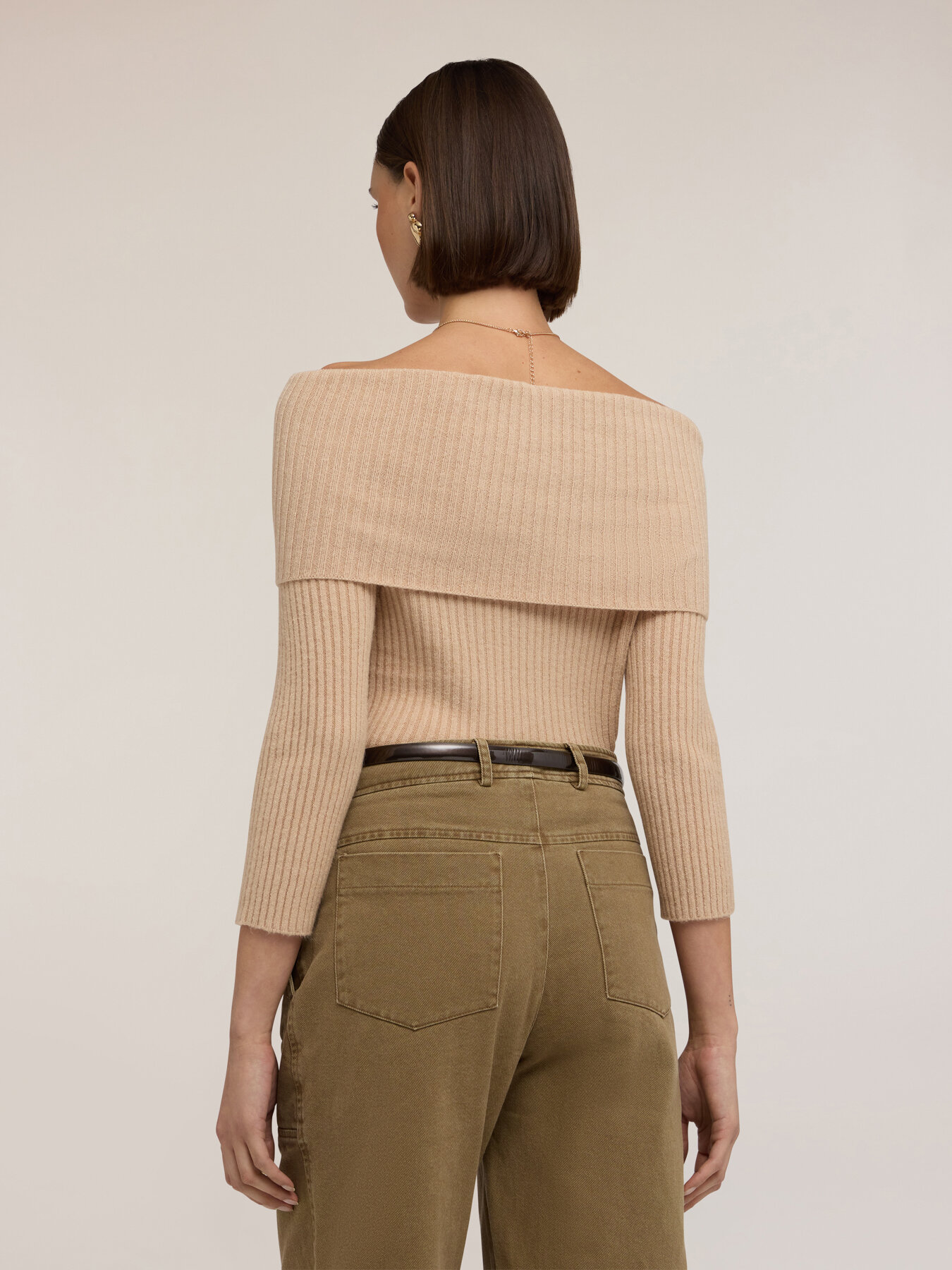 Maglia a coste off-shoulder in viscosa image number 1
