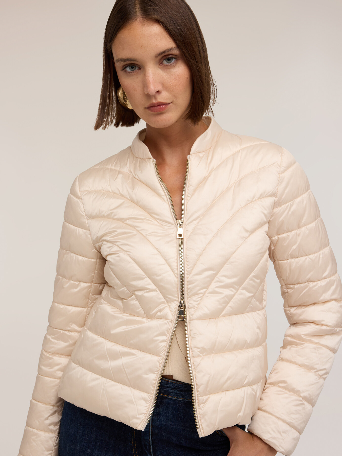 Lightweight short puffer jacket with high neck image number 3