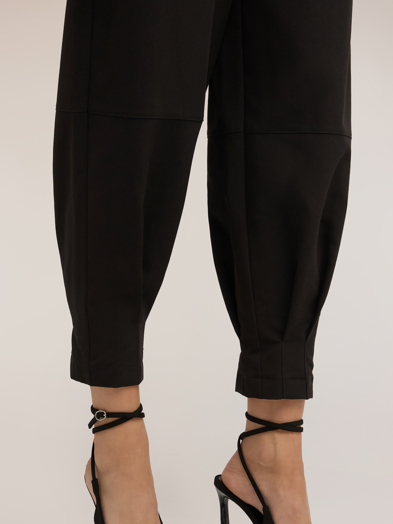 Carrot pants with cuff at the bottom image number 2