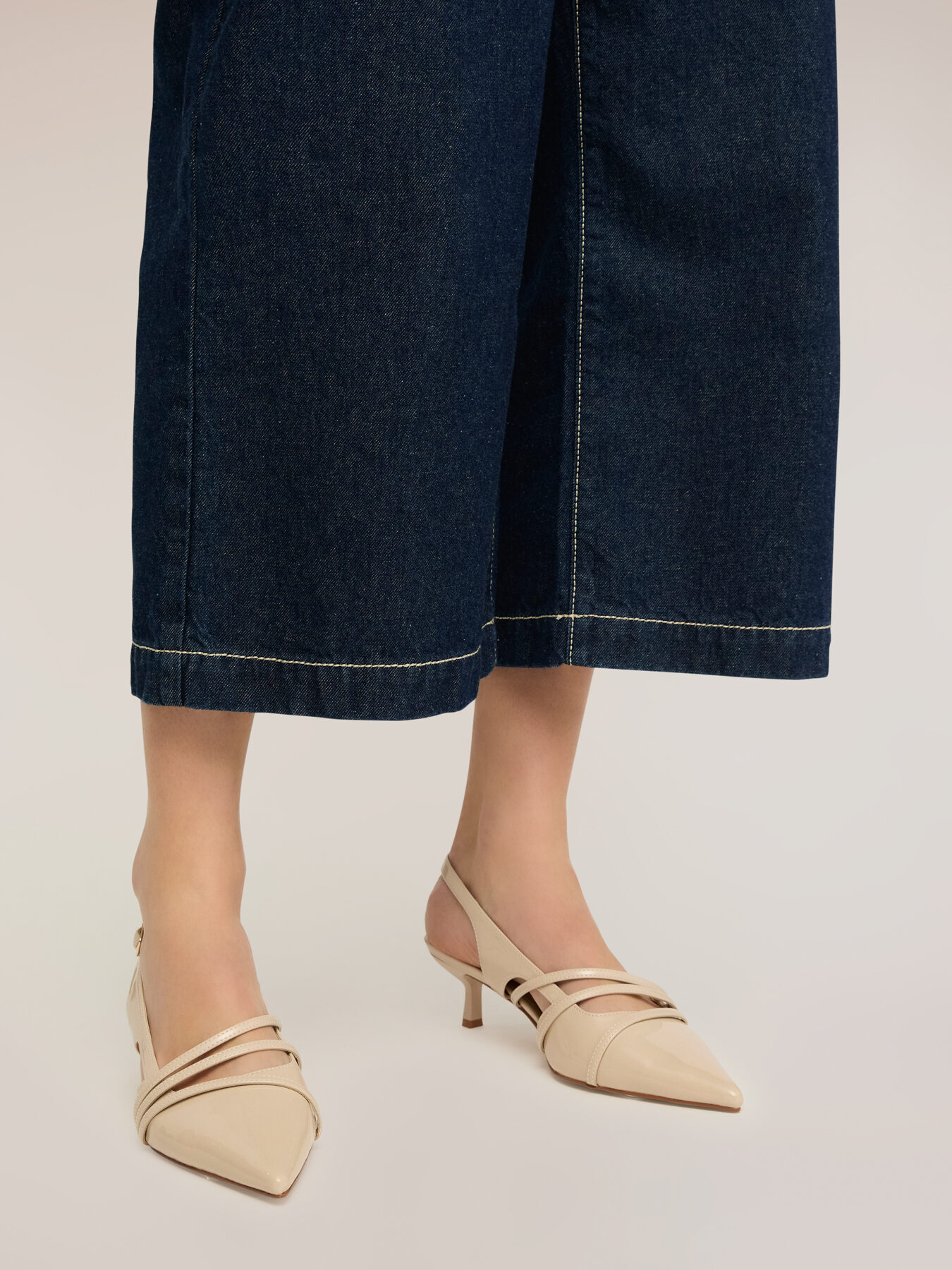 D&eacute;collet&eacute; slingback con listini e tacco kitten image number 0