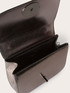 Mittelgro&szlig;e Tasche aus silbernem laminiertem Stoff image number 4
