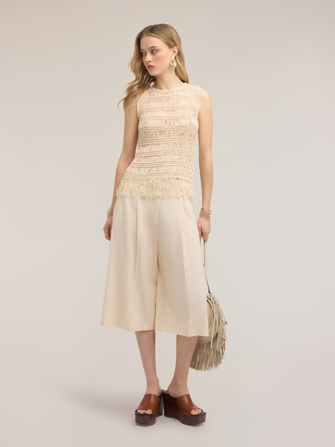 Top de punto macram&eacute; con flecos image number 2