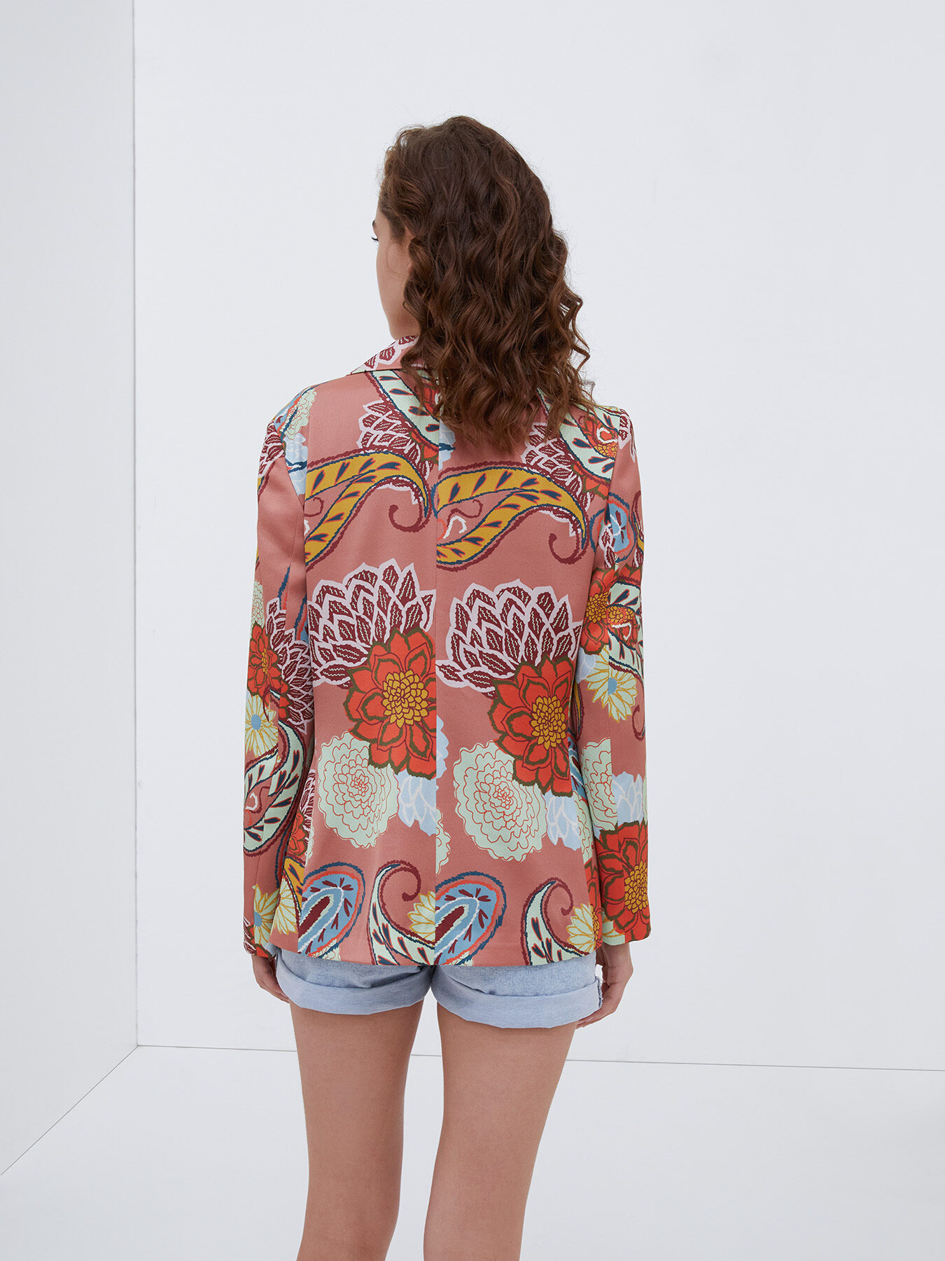 Blazer satinada con estampado de flores image number 1