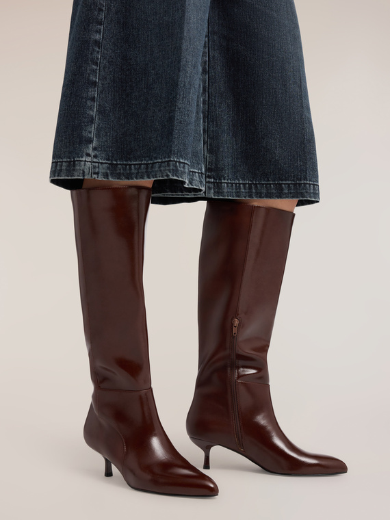 Bota alta con tac&oacute;n kitten heel