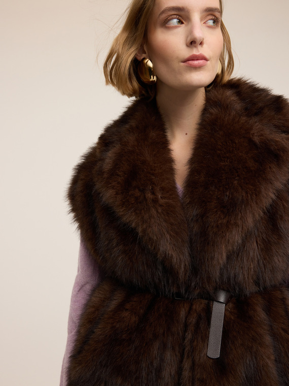 Gilet effetto peluche con cintura