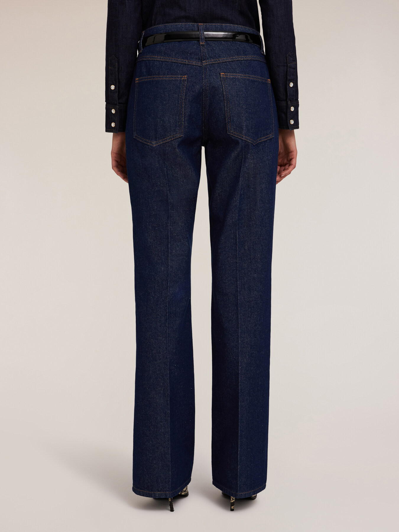 Vaqueros flare con bordado de piedras image number 1